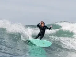 Persona haciendo surf en famara