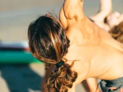 Persona haciendo yoga en Famara