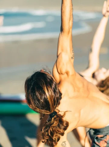 Persona haciendo yoga en Famara