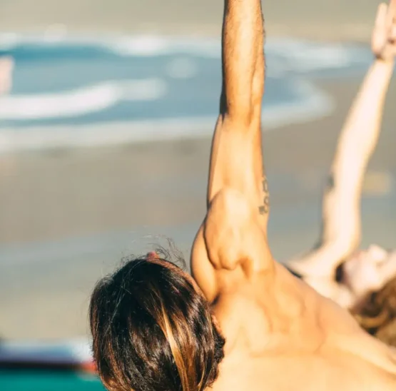 Persona haciendo yoga en Famara
